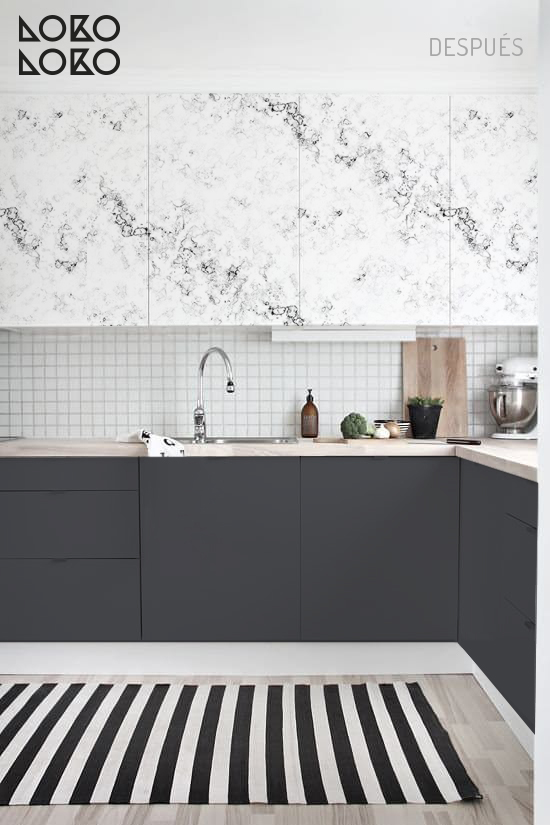 cocina-blanca-renovada-vinilo-marmol-y-gris-oscuro
