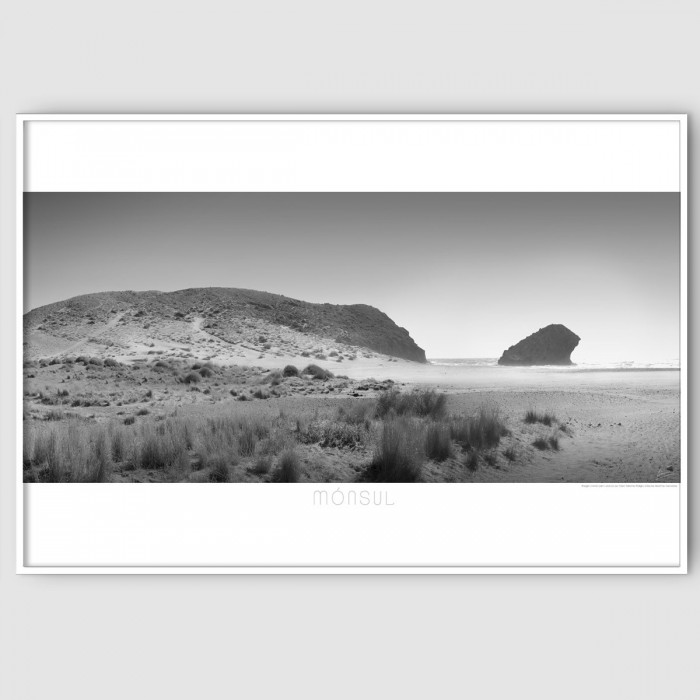 Póster fotográfico de la playa de Mónsul en el Parque Natural Cabo de Gata, Almería. Blanco y negro. Lokoloko