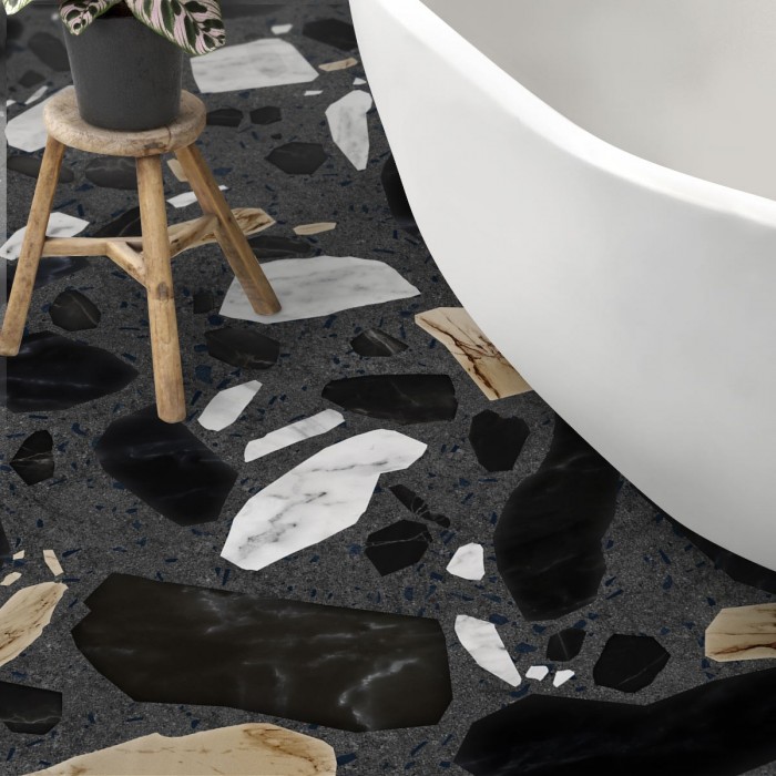 Terrazo Correr -  Vinilo Lokoloko lavable para suelos de baños. Con piedras negras, blancas y tierra sobre base gris oscura.