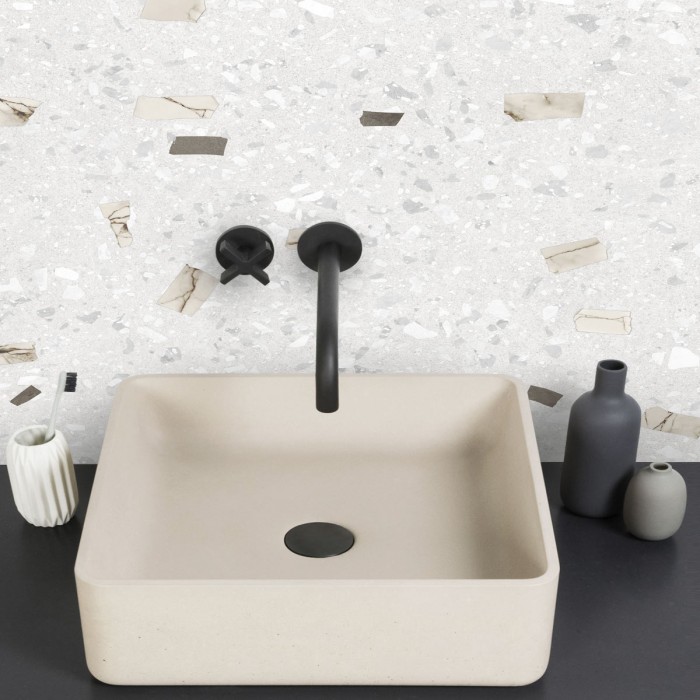 Terrazo Fenice - Vinilo Lokoloko lavable, autoadhesivo, opaco para paredes de baño, aseo o ducha en suaves tonos tierra.