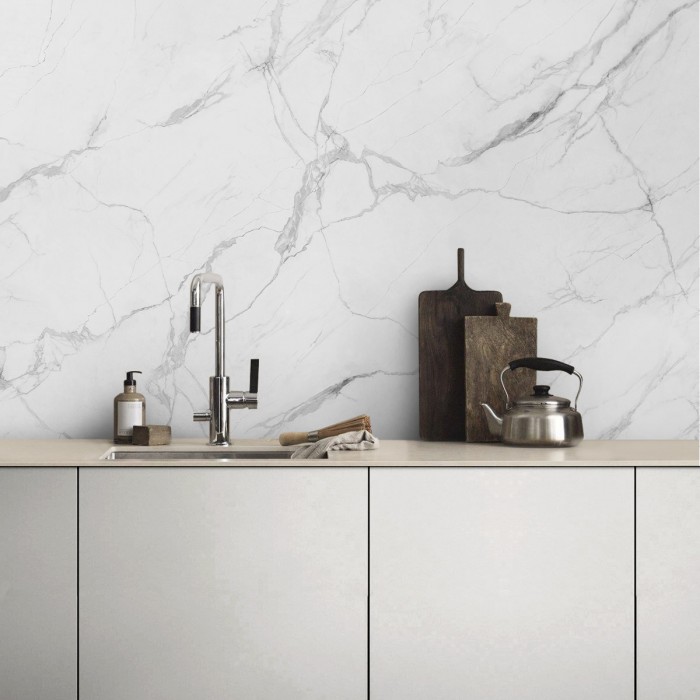 Mármol Calacatta Blanco - Vinilo Lokoloko lavable autoadhesivo opaco para paredes de cocina en tonos blancos y grises.