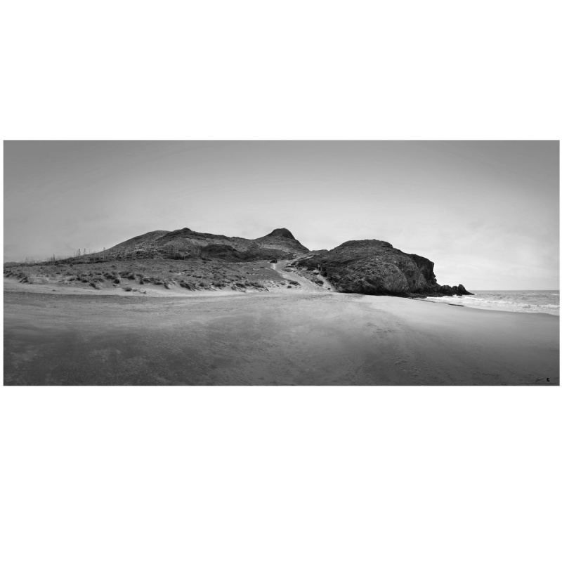 Póster fotográfico en material satinado de la Playa del Barronal norte en el Parque de Cabo de Gata, blanco y negro. Lokoloko