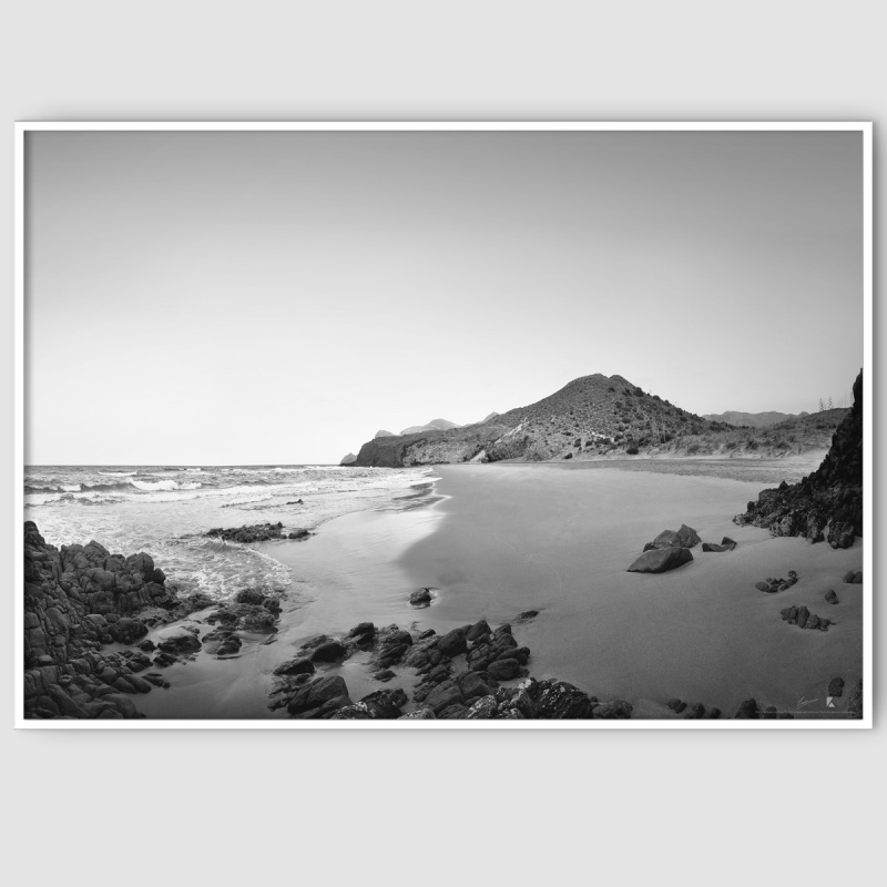 Póster fotográfico en material satinado Playa del Barronal sur en Parque de Cabo de Gata, blanco y negro. Lokoloko