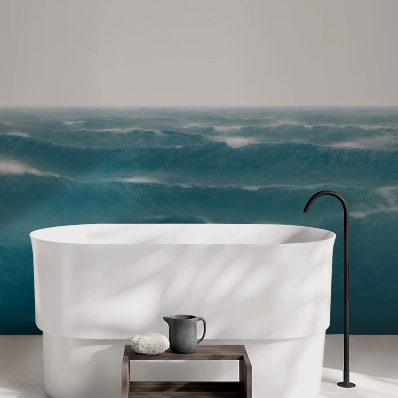 Mural Taifu en vinilo lavable autoadhesivo para baños, es un oceáno de azul profundo con cielo gris claro. lokoloko