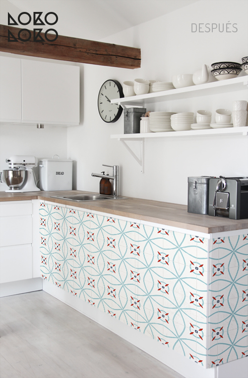 cocina-blanca-renovada-vinilo-azulejo-moderno