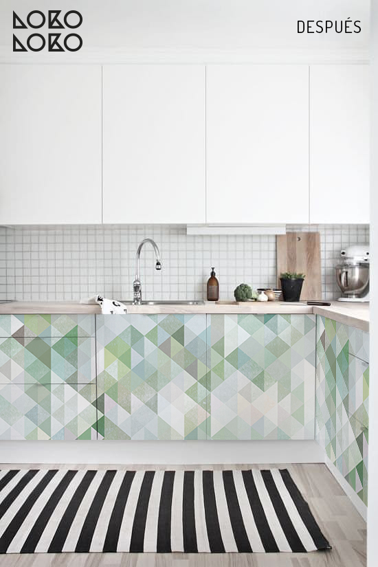 cocina-blanca-renovada-vinilo-mosaico-triangulos-verdres
