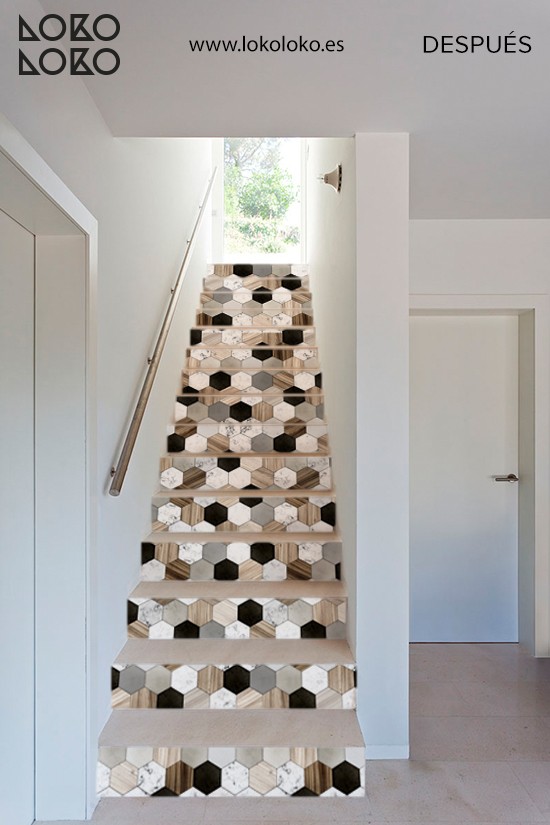 escaleras-renovadas-con-vinilo-de-azulejos-hezagonales-de-ceramica-y-madera-lokoloko