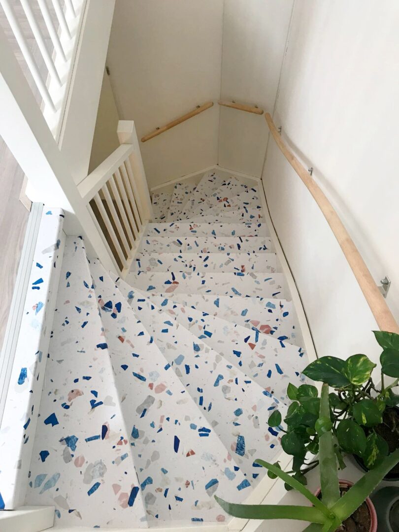 vinilo-para-suelo-de-textura-terrazo-mediterraneo-para-renovar-escaleras-lokoloko-design