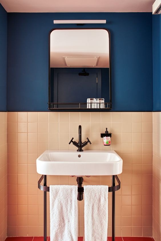 Decoracion-de-banos-2019-con-paredes-en-dos-colores-tendencia-decoracion