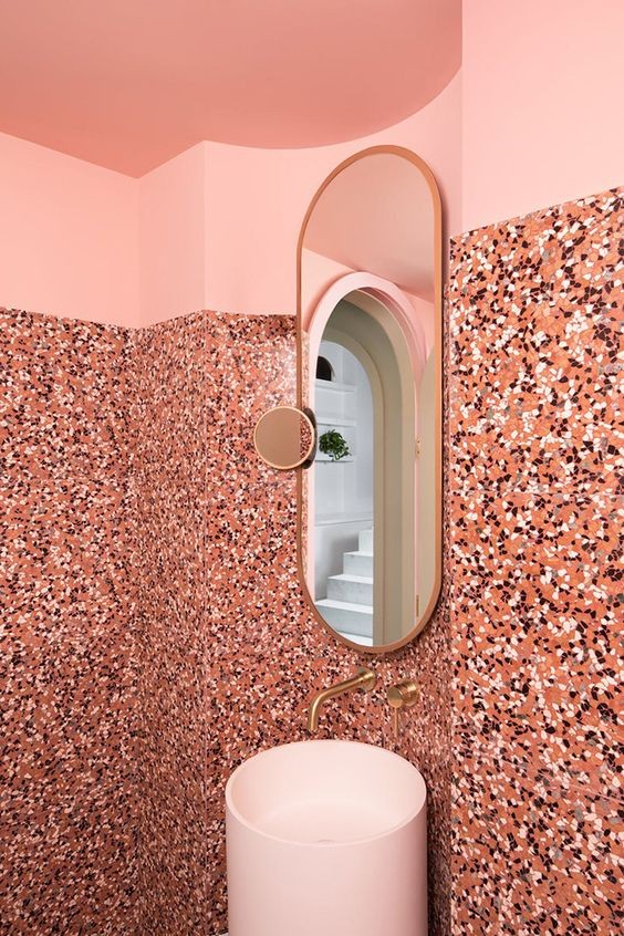 Decoracion-de-banos-2019-con-paredes-en-dos-colores-y-terrazo-tendencia-decoracion