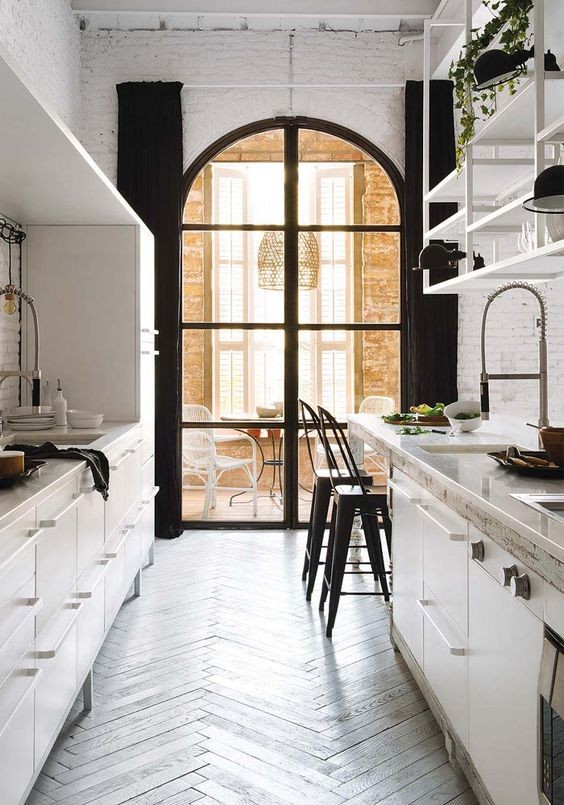 Puerta-de-arco-en-cocina-decorada-con-linea-negra-envolvente