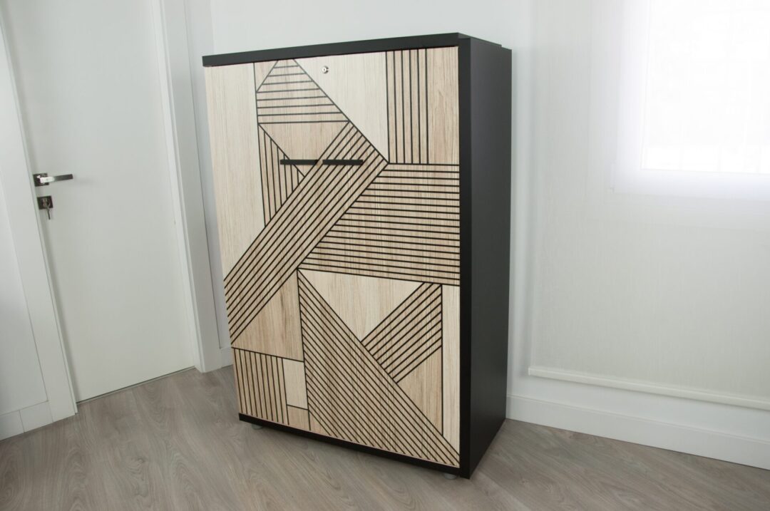 Vinilo-para-muebles-con-textura-madera-y-lineas-negras-enmarcando-muebles-lokoloko-design