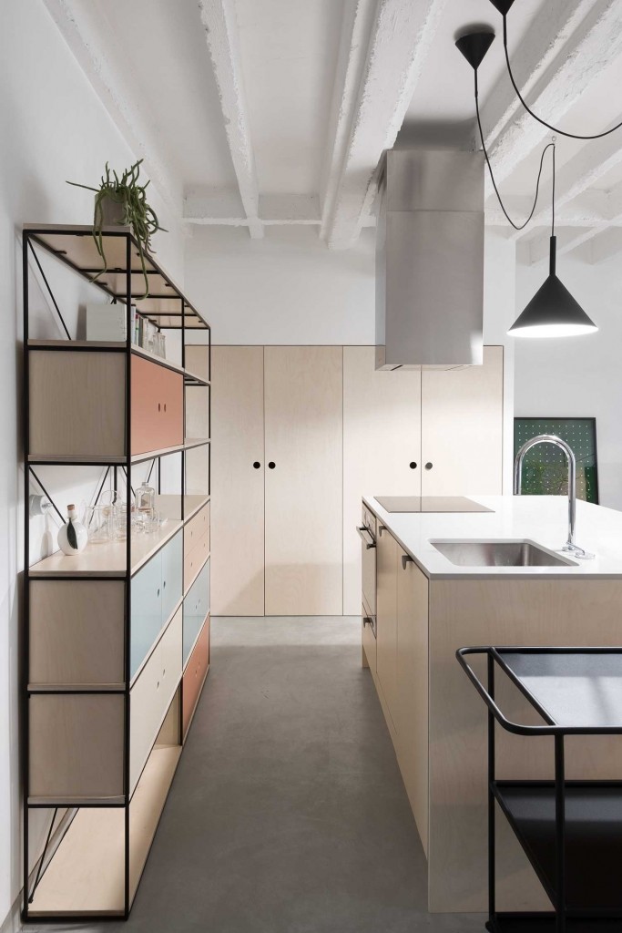 cocina-de-apartamento-decorada-y-contrastada-con-linea-negra-y-madera-deco-2019