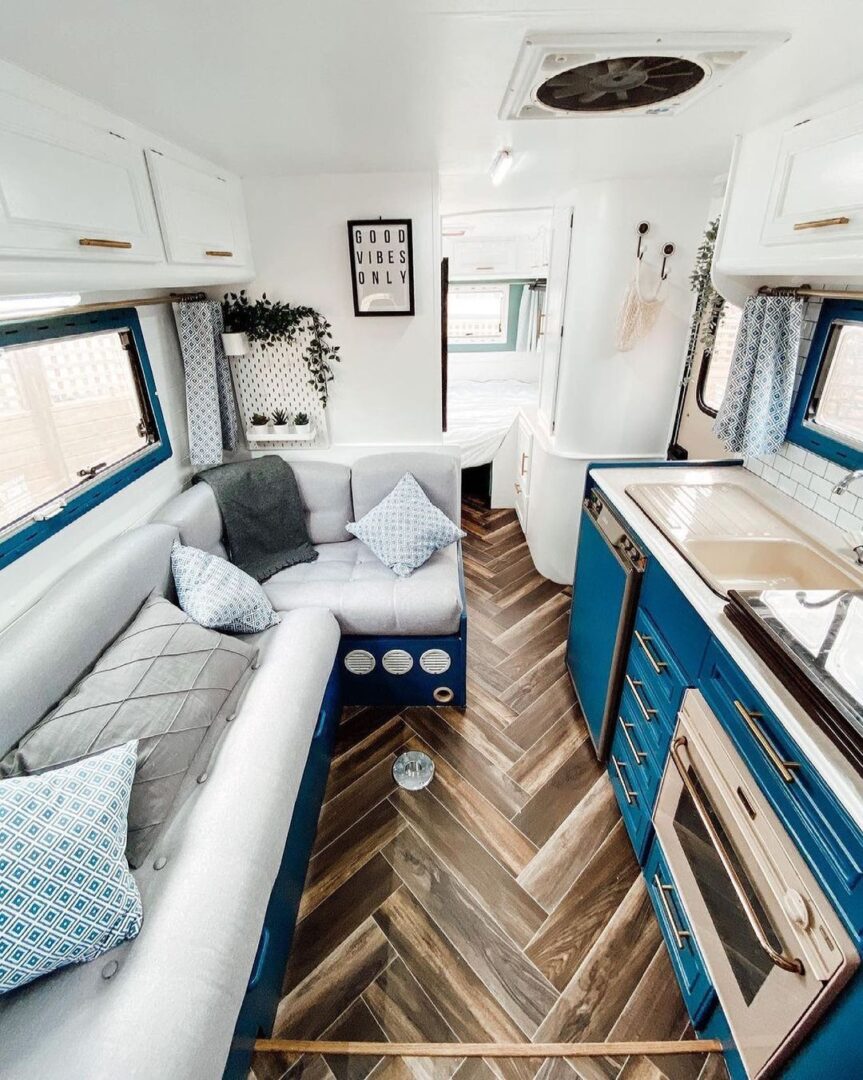 Interior caravana azul, blanca y madera