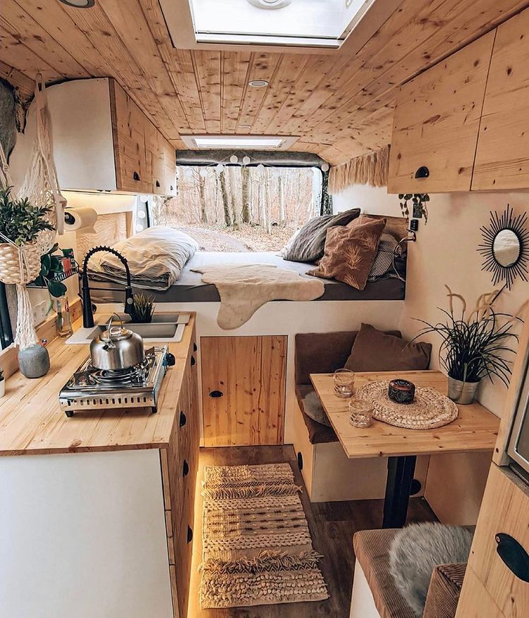 Diseño de interior de furgoneta camper en madera
