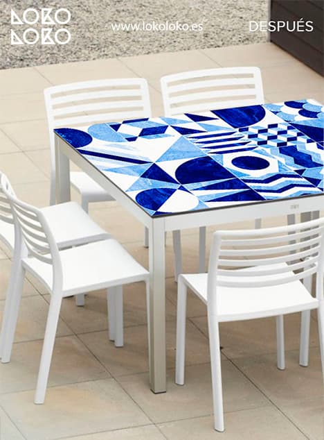 Mesa de terraza forrada con vinilo de azulejos