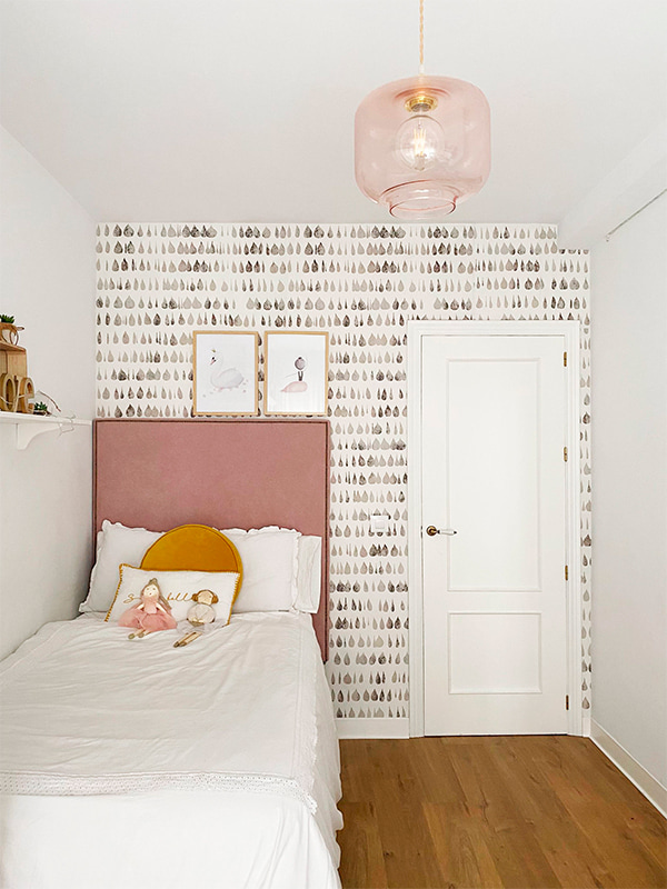 Dormitorio infantil con papel pintado eco