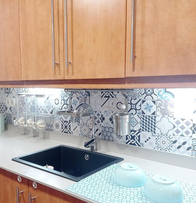 Tapa azulejos de cocina con vinilo adhesivo