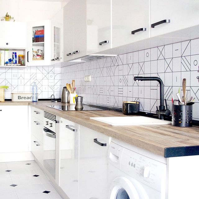Frontal de cocina con azulejos bauhaus negro