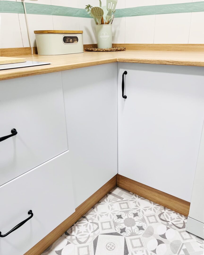 Muebles cocina con vinilo blanco y suelo patrón vintage
